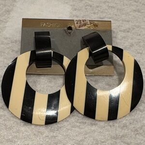 Vintage Pierced off white / black Lightweight pierced Earrings New 3”